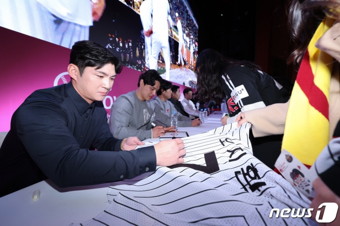 [사진] MVP 오지환의 사인