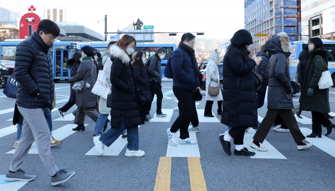 3일은 대체로 맑은 가운데 아침 최저 기온이 영하 8도까지 떨어질 것으로 보인다. 사진은 지난달 30일 서울 광화문 앞 횡단보도의 모습. /사진=뉴스1