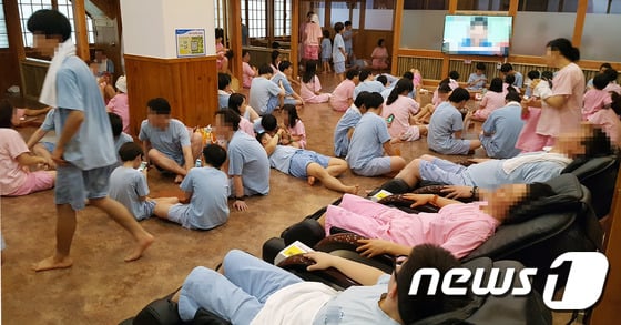30일 오후 서울 근교의 한 찜질방에서 가족단위 이용객들이 명절에 쌓인 피로를 풀고 있다.  2016.1.30/뉴스1 ⓒ News1 이종덕 기자