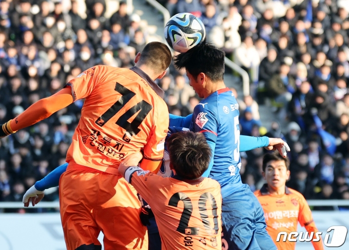 [사진] 치열한 공중 승부