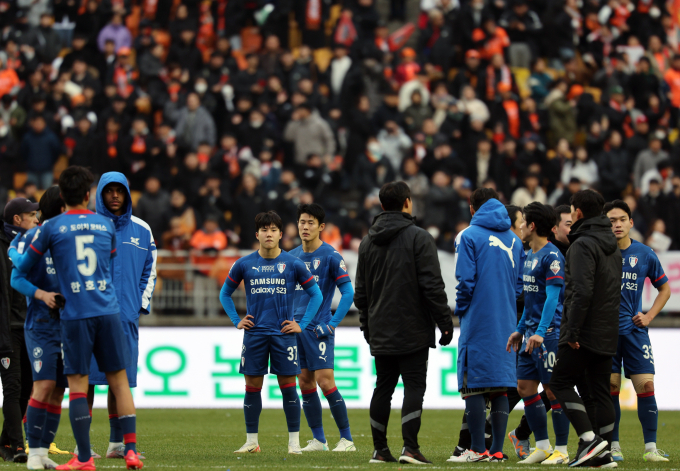 수원 삼성이 2일 오후 홈에서 열린 강원FC와의 올시즌 최종전에서 0-0 무승부에 그치며 K리그2로의 강등이 확정됐다. /사진=뉴스1
