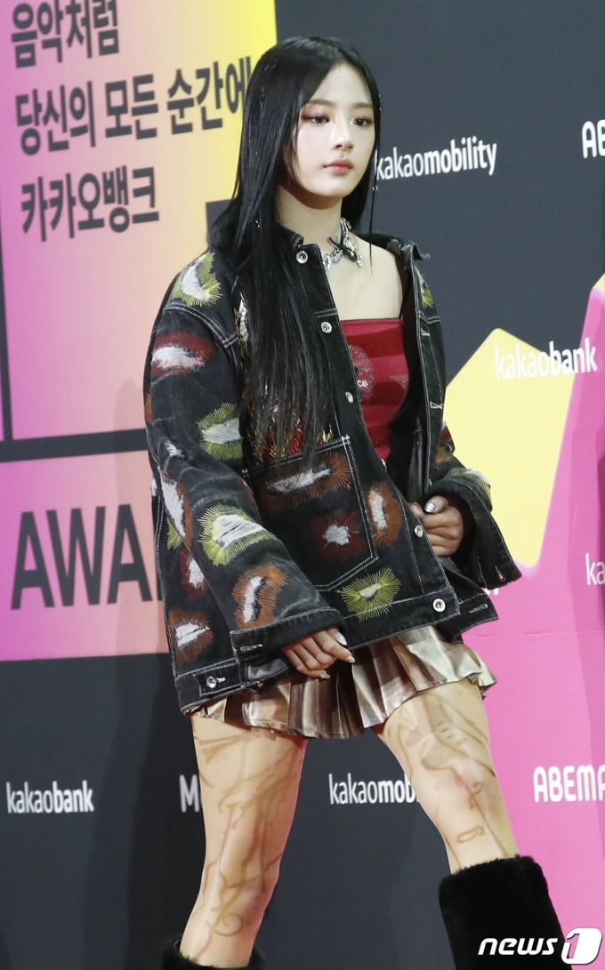 [사진] 뉴진스 민지, 여전사 느낌의 매혹의 스타킹