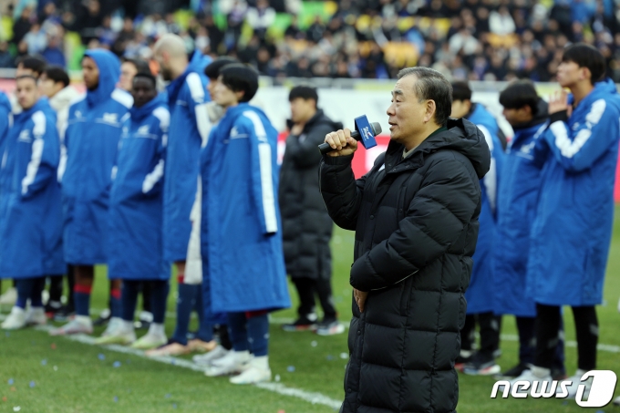 [사진] 발언하는 이준 대표이사