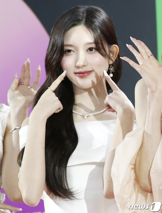 [사진] 아이브 이서, 볼 콕 애교