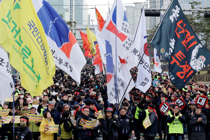 양대노총이 2일 오후 서울 여의도 국회 앞에서 공공노동자 총력투쟁 결의대회를 개최했다. /사진=뉴시스