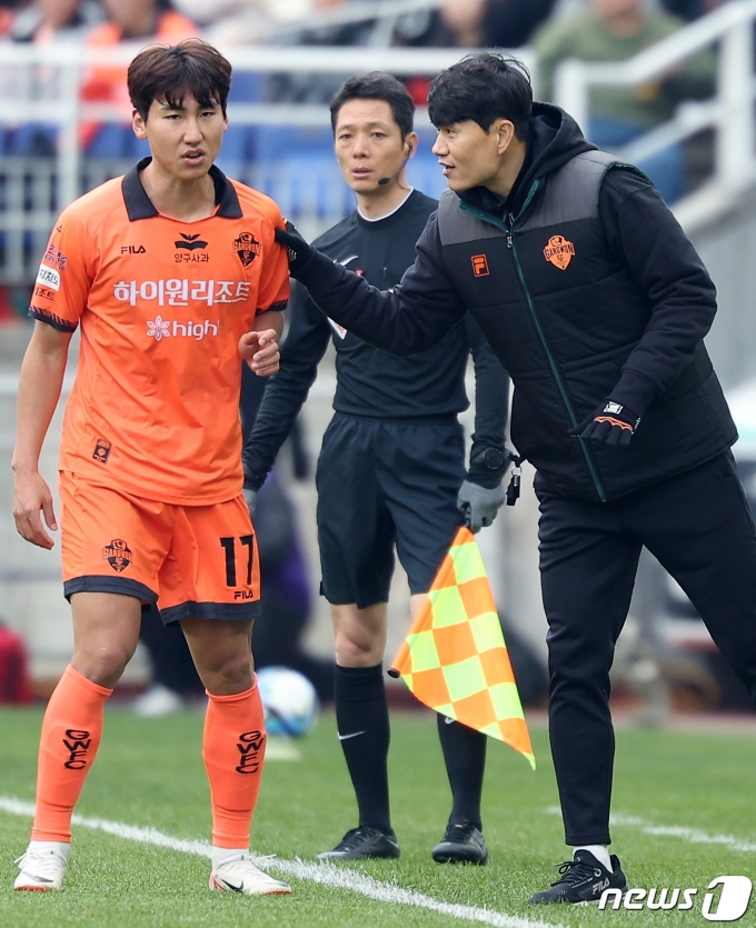 [사진] 작전 지시하는 정경호 수석코치