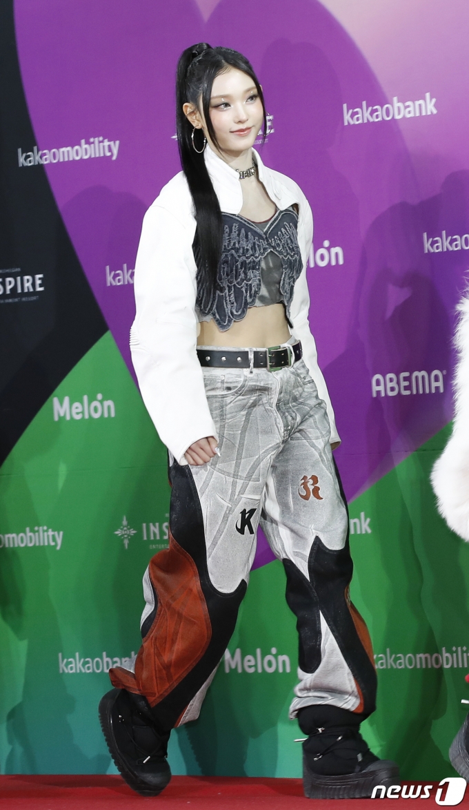 [사진] 뉴진스 해린, 천사 날개는 가슴에 살짝 놓고