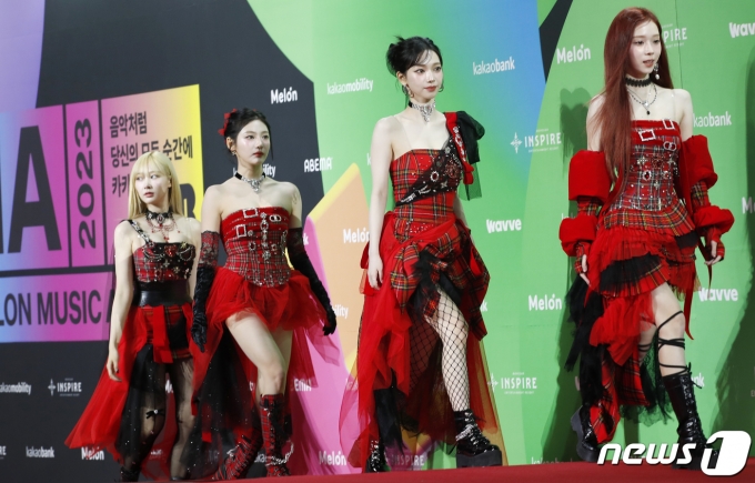 [사진] 에스파, 빨간맛 드레스