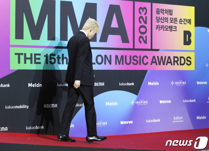 [사진] 절뚝거리며 레드카펫 밟는 마크, 안쓰러운 부상 투혼