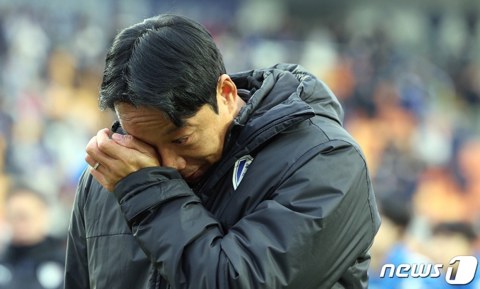 염기훈 수원삼성 감독대행이 2일 오후 경기도 수원시 팔달구 수원월드컵경기장에서 열린 2023 하나원큐 K리그1 38라운드 수원삼성과 강원FC의 경기에서 0대0으로 비기며 2부리그 강등이 확정된 뒤 서포터즈 앞에서 눈물을 훔치고 있다. 2023.12.2/뉴스1 ⓒ News1 박정호 기자