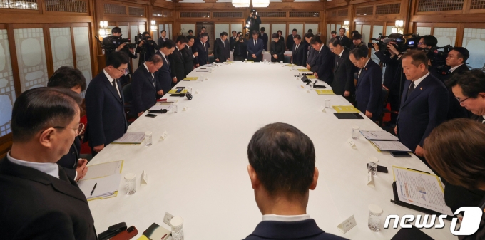 한덕수 국무총리와 김기현 국민의힘 대표를 비롯한 참석자들이 지난 10월29일 서울 종로구 총리공관에서 열린 고위당정협의회에 앞서 이태원참사 1주기를 맞아 추모 묵념을 하고 있다. (공동취재) 2023.10.29/뉴스1 ⓒ News1 유승관 기자