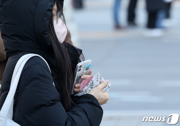 전국 대부분 지역의 아침 기온이 영하권으로 떨어지며 올 가을 들어 가장 추운 30일 오전 서울 광화문네거리에서 방한 용품을 착용한 시민이 출근하고 있다.  2023.11.30/뉴스1 ⓒ News1 김진환 기자