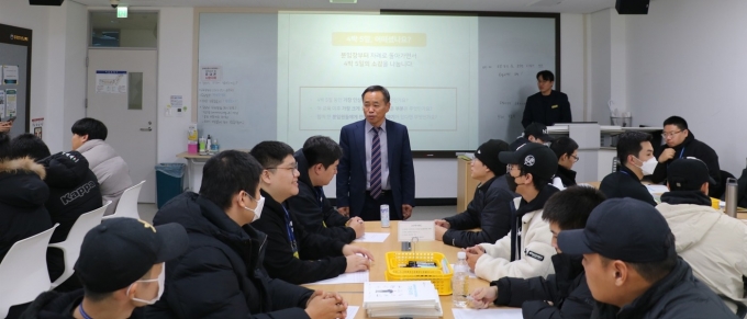 김선용 사회복무연수센터장이 시회복무요원 교육생들과 대화를 나누고 있다. (병무청 제공)