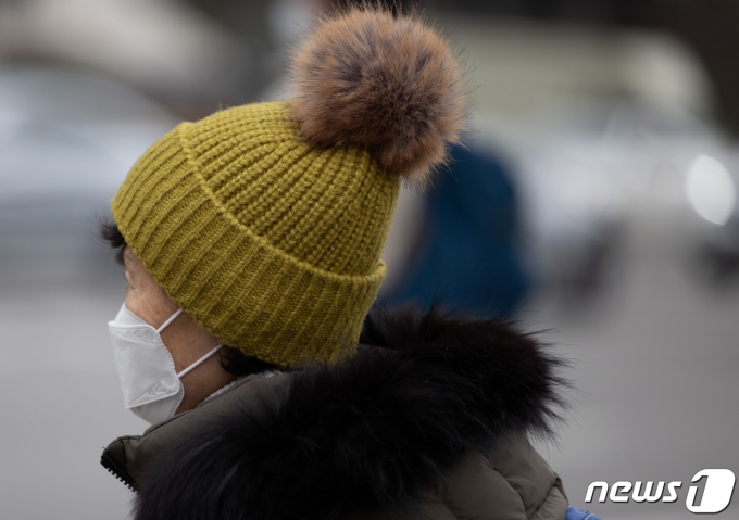 서울 종로구 광화문광장에서 한 시민이 발걸음을 재촉하고 있다. 2023.11.29/뉴스1 ⓒ News1 이재명 기자