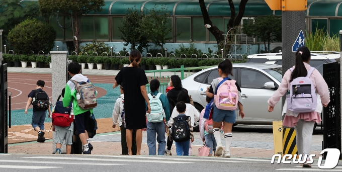 지난 9월25일 오전 서울의 한 초등학교로 학생들이 등교하고 있다. /뉴스1 ⓒ News1 김진환 기자