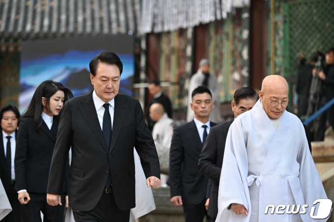윤석열 대통령과 김건희 여사가 2일 서울 종로구 조계사에 마련된 대한불교 조계종 전 총무원장 자승 스님의 분향소를 찾아 조문한 후 이동하고 있다. (대통령실 제공) 2023.12.2/뉴스1 ⓒ News1 오대일 기자