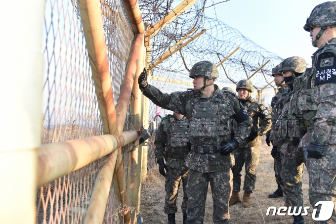 김명수 합참의장이 2일 비무장지대 추진철책에서 주요 직위자들과 현장 토의를 하고 있다. (합참 제공) 2023.12.3/뉴스1