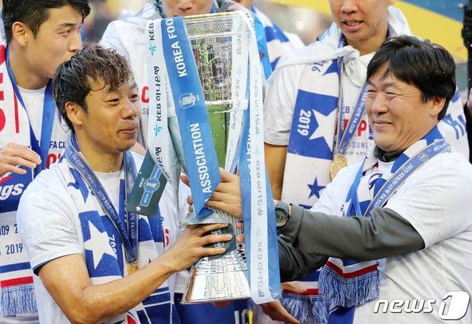 10일 오후 경기도 수원시 팔달구 수원월드컵경기장에서 열린 2019 KEB하나은행 FA컵 결승 2차전 수원 삼성 블루윙즈와 대전 코레일의 경기에서 승리한 수원 이임생 감독과 염기훈이 우승 트로피를 주고받고 있다. 이날 경기는 수원이 4대0으로 승리했다. 2019.11.10/뉴스1 ⓒ News1 조태형 기자