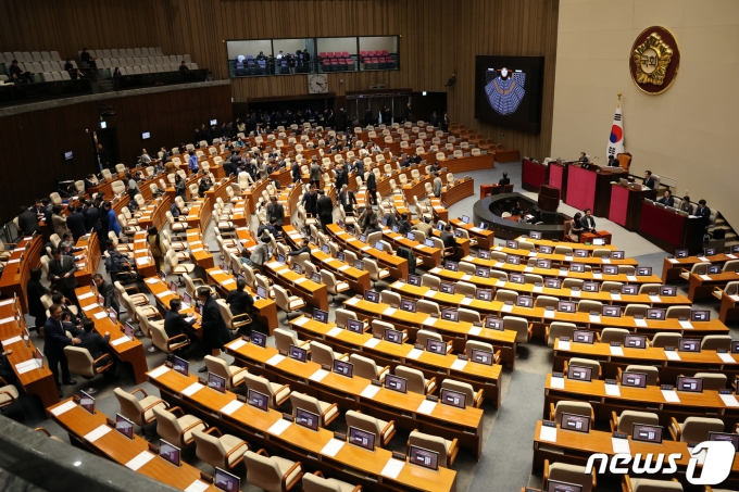 1일 오후 서울 여의도 국회 본회의장에서 열린 제410회 국회(정기회) 제13차 본회의에서 손준성·이정섭 검사 탄핵소추안 투표가 국민의힘이 불참한 가운데 진행되고 있다. 이날 본회의에서 손·이 검사에 대한 탄핵소추안을 각각 재석 180명 중 찬성 175명, 반대 2명, 기권 1명, 무효 2명, 재석 180명 중 찬성 174명, 반대 3명, 기권 1명, 무효 2명으로 의결했다. 2023.12.1/뉴스1 ⓒ News1 황기선 기자
