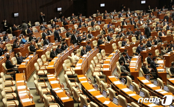 27일 오후 서울 여의도 국회에서 열린 제405회 국회(임시회) 제5차 본회의에서 대통령 배우자 김건희의 도이치모터스 주가조작 의혹 진상규명을 위한 특별검사 임명 등에 관한 법률안 등 신속처리안건 지정동의 건 등 쌍특검 관련한 투표 결과 통과되고 있다. 2023.4.27/뉴스1 ⓒ News1 임세영 기자