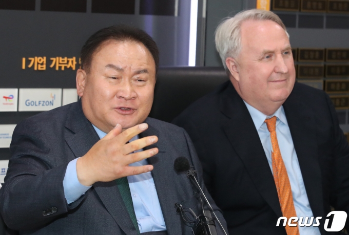 이상민 더불어민주당 의원과 인요한 국민의힘 혁신위원장이 지난달 21일 대전 유성구 한국과학기술연구원(KAIST)에서 열린 한국 정치의 문제점과 개혁방안 강연 및 토론회를 마치고 취재진 질문에 답하고 있다./뉴스1 ⓒ News1 김기태 기자