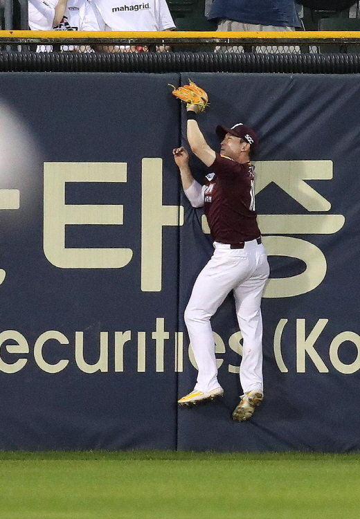 지난 8월11일 오후 서울 잠실야구장에서 열린 프로야구 '2023 신한은행 SOL KBO 리그' LG트윈스와 키움 히어로즈의 경기에서 김준완이 타구를 처리하고 있다. /사진=뉴스1