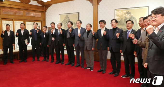 한덕수 국무총리와 김기현 국민의힘 대표, 김대기 대통령비서실장을 비롯한 참석자들이 3일 서울 종로구 국무총리 서울공관에서 열린 고위당정협의회에 앞서 기념 촬영을 하고 있다. (공동취재) 2023.12.3/뉴스1 ⓒ News1 유승관 기자