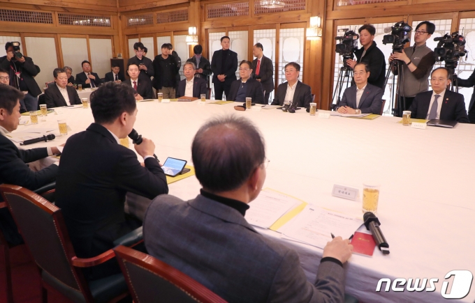 한덕수 국무총리와 김대기 대통령비서실장을 비롯한 참석자들이 3일 서울 종로구 국무총리 서울공관에서 열린 고위당정협의회에서 김기현 국민의힘 대표의 모두 발언을 경청하고 있다. (공동취재) 2023.12.3/뉴스1 ⓒ News1 유승관 기자