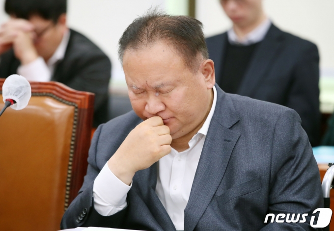 비명(비이재명)계 5선인 더불어민주당 이상민 의원(대전유성을)이 3일 탈당을 선언했다. 이 의원이 지난 11월 23일 오전 서울 여의도 국회에서 열린 외교통일위원회 전체회의에서 생각에 잠겨 있는 모습. 2023.12.3/뉴스1 ⓒ News1 임세영 기자