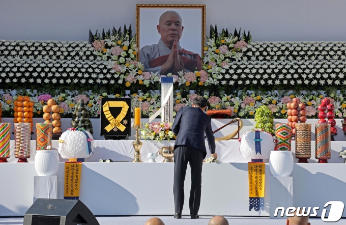 한덕수 국무총리가 3일 서울 종로구 대한불교조계종 총본산 조계사에서 열린 제33대·제34대 총무원장 해봉당 자승 대종사 종단장 영결식에서 헌화를 하고 있다. (사진공동취재단) 2023.12.3/뉴스1