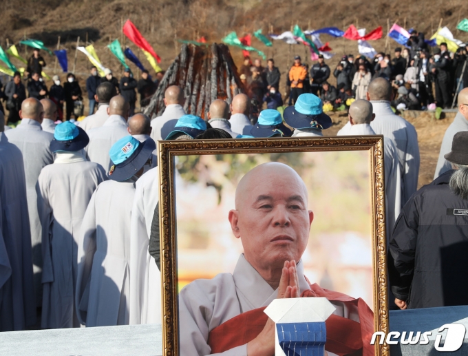 지난달 29일 소신공양으로 입적한 자승스님의 다비식이 3일 오후 경기 화성시 용주사에서 거행되고 있다. 2023.12.3/뉴스1 ⓒ News1 김영운 기자