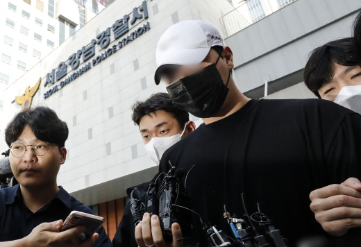 향정신성 의약품을 투약한 채 롤스로이스 차량을 몰다 행인을 치어 중상을 입힌 20대 남성 A씨가 지난 8월18일 오전 검찰로 송치되기 위해 서울강남경찰서에서 호송차로 향하고 있다. /사진=뉴스1