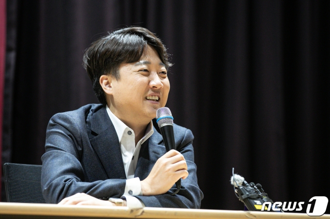 이준석 전 국민의힘 대표가 22일 오후 서울 성북구 고려대학교 4.18 기념관에서 열린 초청 토론회에 참석해 발언하고 있다. 2023.11.22/뉴스1 ⓒ News1 이승배 기자