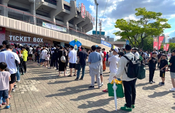 디지털취약계층을 위해 현장 판매 전용석을 마련한 부천(부천FC 제공)