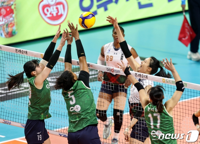 [사진] '양효진 맹활약' 현대건설, GS칼텍스 완파