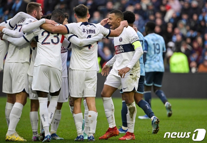 한글 이름이 적힌 유니폼을 입고 경기에 나선 PSG. ⓒ AFP=뉴스1