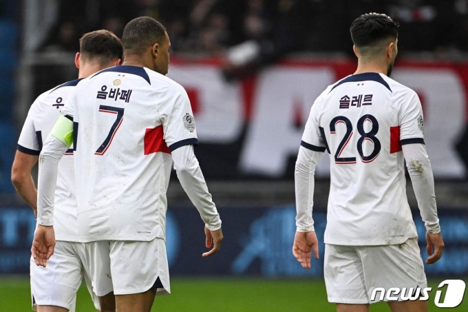 [사진] 한글 유니폼 입은 PSG, 10명 뛰고도 리그 7연승