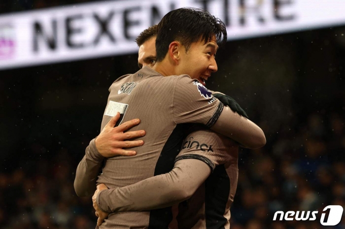 손흥민이 도움을 기록한 뒤 지오바니 로 셀소와 기뻐하고 있다.  ⓒ AFP=뉴스1