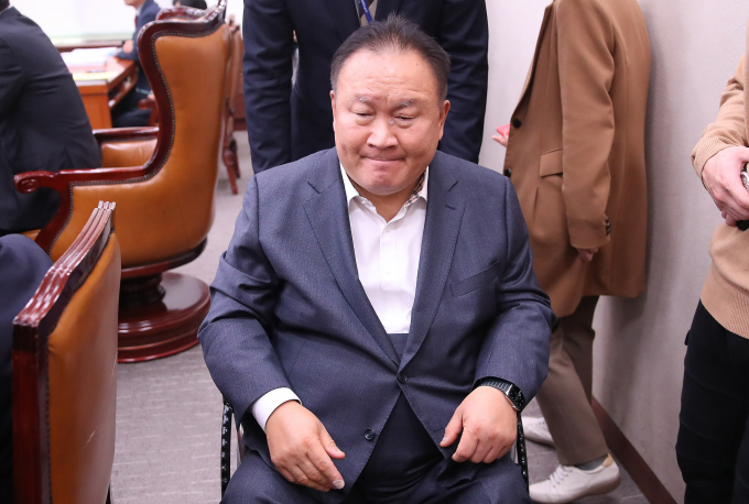 더불어민주당 의원들이 이상민 더불어민주당 의원의 탈당 선언을 비판했다. 사진은 이상민 전 더불어민주당 의원이 지난달 23일 서울 여의도 국회에서 열린 외교통일위원회 전체회의를 나서는 모습. /사진=뉴스1