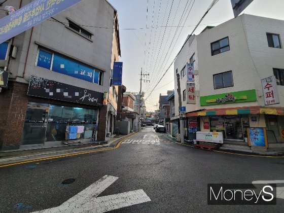 지난 11월 말 모아타운을 추진하는 금천구 시흥5동 일대를 찾았다. 낡은 상가 건물과 오래된 주택들이 밀집돼 있다.  /사진=신유진 기자