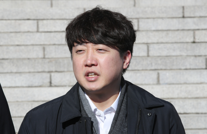 김홍일 국민권익위원장이 차기 방송통신위원장 후보로 거론된다는 언론 보도에 이준석 전 국민의힘 대표가 "법조인으로 경력이 화려했던 분이라고 해서 방통위원장으로 내정하는 것은 황당한 일"이라고 말했다. 사진은 이 전 대표가 지난달 30일 서울 여의도 국회 본관 앞에서 열린 해병대 채상병 특검법 연내 처리 촉구 기자회견을 마치고 취재진의 질문에 답하는 모습. /사진=뉴스1
