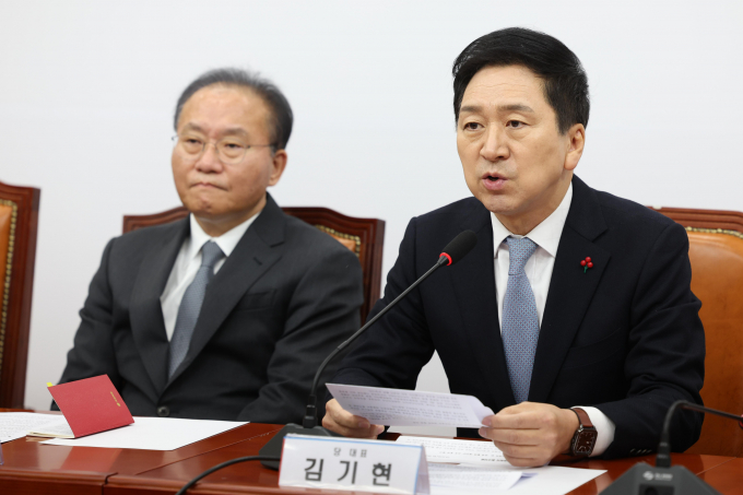 국민의힘 지도부와 혁신위원회가 도부·친윤(친윤석열계)·중진의원들의 불출마·험지출마를 요구하는 혁신안 보고를 두고 신경전을 벌이고 있다. 사진은 김기현(오른쪽) 국민의힘 대표가 4일 오전 서울 여의도 국회에서 열린 최고위원회의에서 발언을 하고 있는 모습. /사진=뉴시스