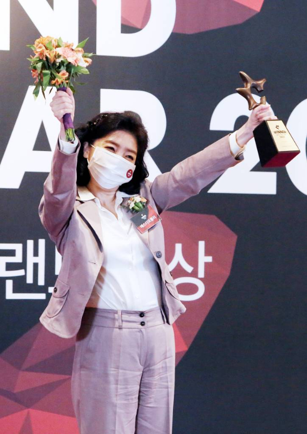 의사 겸 사업가 여에스더(58)가 전 식품의약품안전처 직원에게 쇼닥터라며 고발당했다. 사진은 지난 2021년 9월7일 에스더포뮬러 온라인 생중계로 진행된 '2021 올해의 브랜드 대상' 시상식에서 유산균상을 수상한 여에스더 대표. / 사진제공/사진= 머니투데이