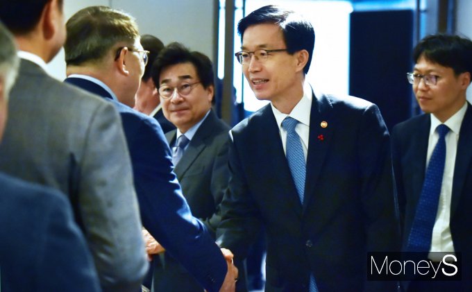 [머니S포토] 방문규, 제30차 에너지위 '전력계통 혁신대책' 발표