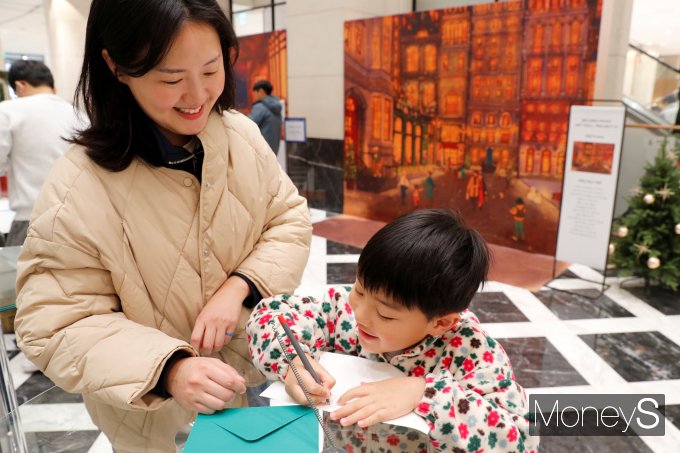 광주신세계는 본관 1층 광장에서 오는 10일까지 크리스마스 카드 증정 이벤트를 진행한다/사진=광주신세계 제공.