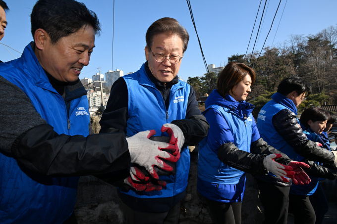 이재명(왼쪽에서 두번째) 더불어민주당 대표가 4일 서울 성북구 보국문로 주택가 골목에서 연탄나눔 봉사활동을 하고 있다. /사진=뉴스1(공동취재)