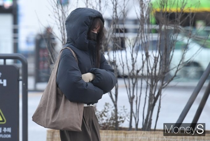 오는 5일에는 기온이 올라서 전국의 아침 기온이 대부분 영상권을 회복할 전망이다. 날이 대체로 흐리겠고, 서쪽 지역 일부는 미세먼지가 '나쁨' 수준이 예상된다. 사진은 지난달 30일 오전 서울 종로구 세종대로 인근에서 두터운 외투를 입은 시민들이 이동하고 있는 모습. /사진=장동규 기자