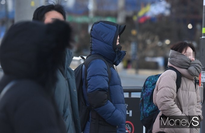 5일에는 기온이 올라서 전국의 아침 기온이 대부분 영상권을 회복할 전망이다. 날이 대체로 흐리고, 서쪽 지역 일부는 미세먼지가 '나쁨' 수준이 예상된다. 사진은 지난달 30일 오전 서울 종로구 세종대로 인근에서 두터운 외투를 입은 시민들이 이동하고 있는 모습. /사진=장동규 기자