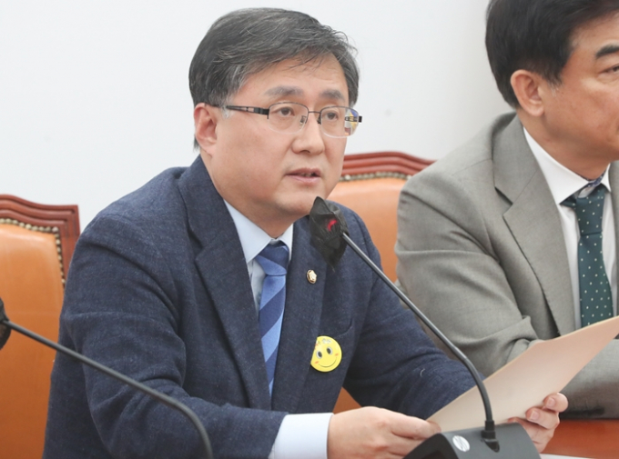 더불어민주당(민주당) 인재위원회(인재위)가 다음주 월요일부터 순차적으로 영입 인사를 발표한다. 사진은 지난 3월 서울 여의도 국회에서 열린 원내대책회의에서 모두발언을 하는 김성환 의원(더불어민주당·서울 노원병)의 모습. /사진=뉴스1