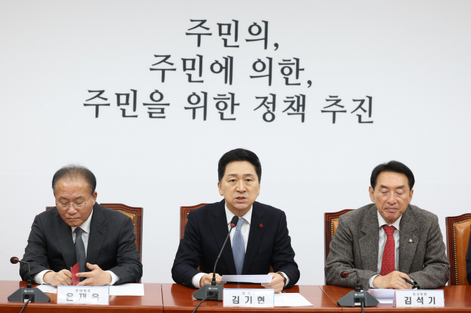 국민의힘이 이동관 전 방송통신위원장 탄핵 문제, 김용 전 민주연구원 부원장 실형 선고, 송영길 전 대표의 신당 창당 구상 등을 거론하며 더불어민주당을 강하게 비판했다. 사진은 김기현(가운데) 국민의힘 대표가 4일 서울 여의도 국회에서 열린 최고위원회의에서 발언하는 모습. /사진=뉴시스